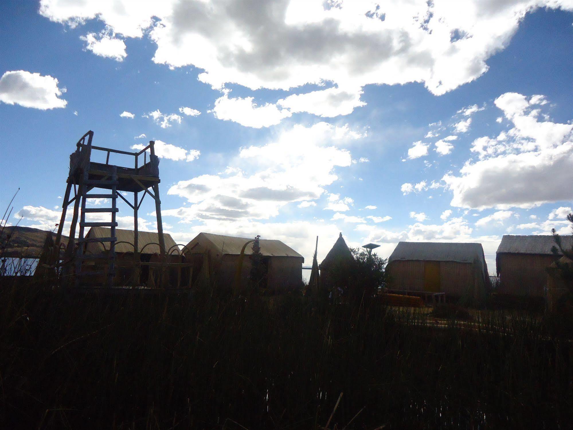 Uros Aruma Uro on Uros Floating Islands Puno Exterior foto