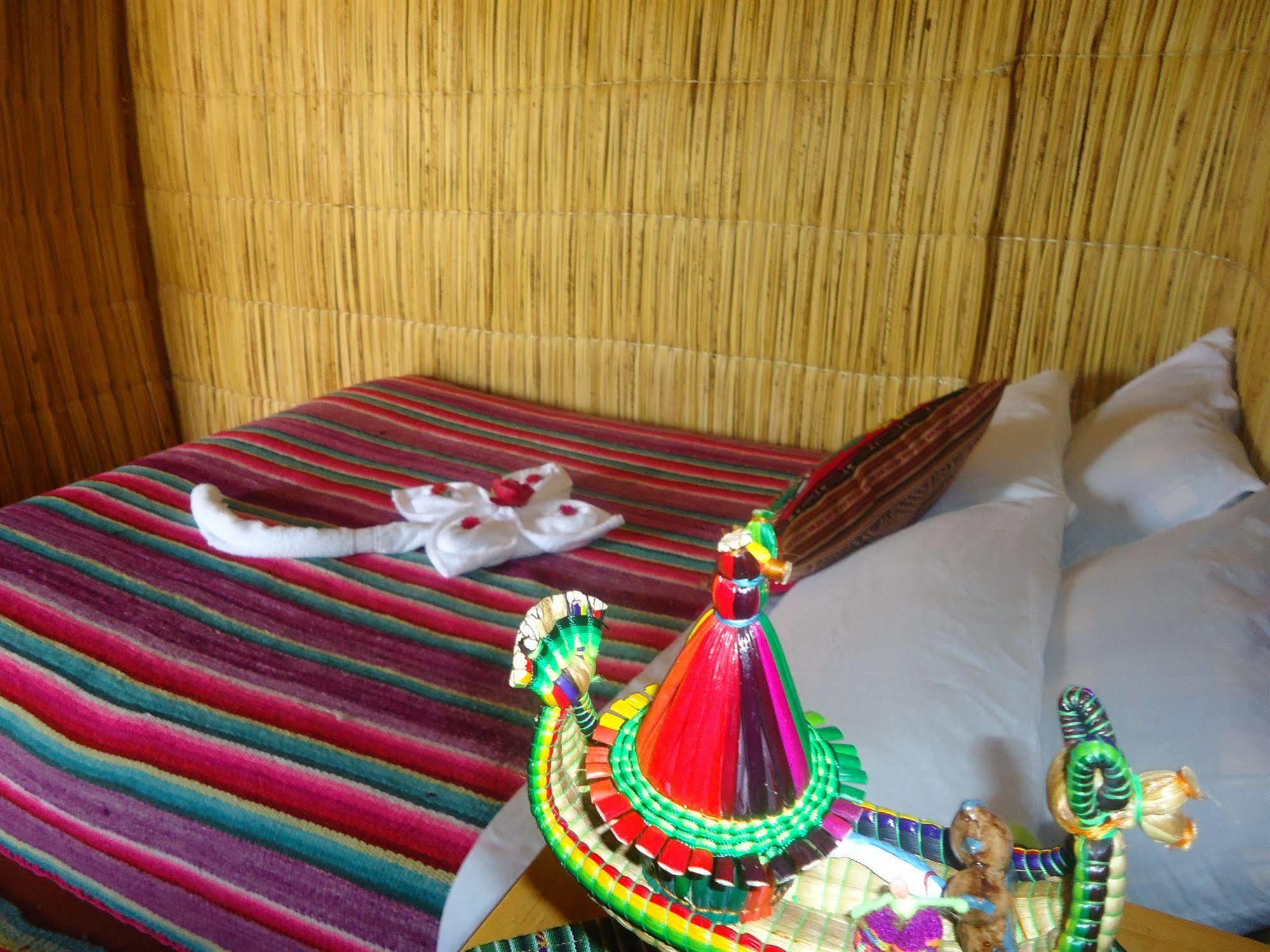 Uros Aruma Uro on Uros Floating Islands Puno Exterior foto